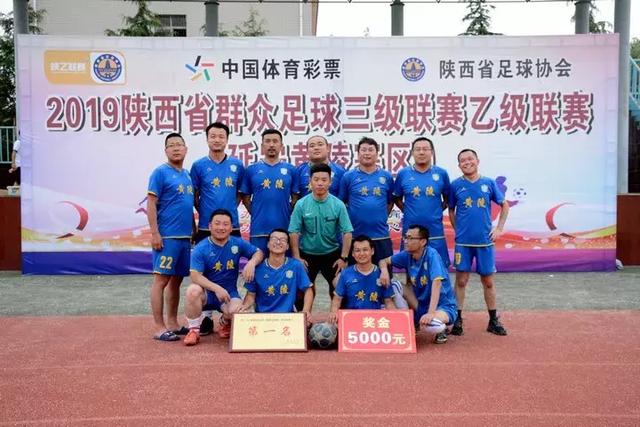 李刚仁替换下场后被队友“掏耳朵